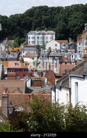 Toits en tuiles et en ardoise à travers la vieille ville de Hastings avec une variété de fenêtres et de chambres mansardées par une journée d'été lumineuse Banque D'Images