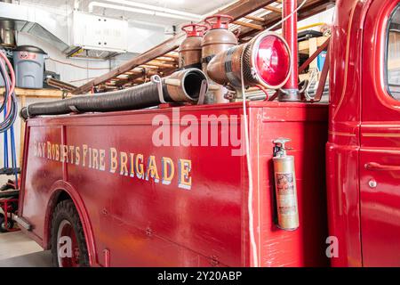 Panneau de la brigade de pompiers de Bay Roberts sur la pompe 1942 à la caserne de pompiers de la rue Water à Bay Roberts, Terre-Neuve-et-Labrador, Canada Banque D'Images