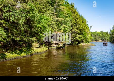 Les falaises de grès cambrien le long de la rivière Wisconsin dans les Wisconsin Dells. Banque D'Images