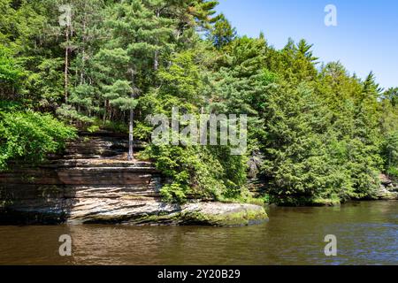 Les falaises de grès cambrien le long de la rivière Wisconsin dans les Wisconsin Dells. Banque D'Images