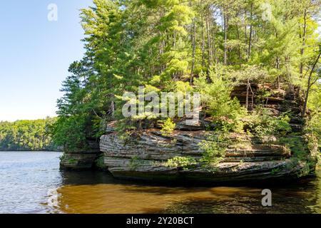 Les falaises de grès cambrien le long de la rivière Wisconsin dans les Wisconsin Dells. Banque D'Images