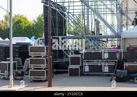 Équipement de scène avant le concert. Boîtes avec équipement de concert : haut-parleurs, éclairage, amplificateurs, panneaux LED et câbles. Banque D'Images