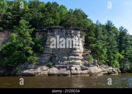 Les falaises de grès cambrien le long de la rivière Wisconsin dans les Wisconsin Dells. Banque D'Images