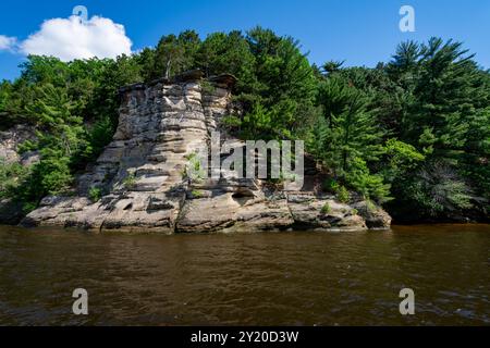 Les falaises de grès cambrien le long de la rivière Wisconsin dans les Wisconsin Dells. Banque D'Images