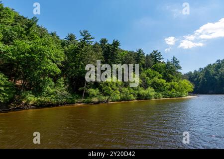 Les falaises de grès cambrien le long de la rivière Wisconsin dans les Wisconsin Dells. Banque D'Images