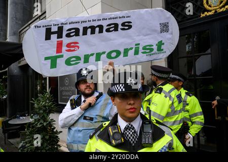 Un contre-manifestant solitaire brandissant une pancarte disant que « le Hamas est une organisation terroriste » a été enlevé par la police alors qu’une marche pro-palestinienne passait b Banque D'Images