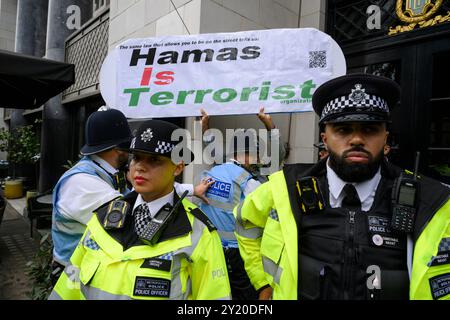 Un contre-manifestant solitaire brandissant une pancarte disant que « le Hamas est une organisation terroriste » a été enlevé par la police alors qu’une marche pro-palestinienne passait b Banque D'Images