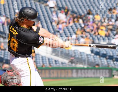 Pittsburgh, États-Unis. 08 septembre 2024. Pittsburgh Pirates Billy Cook frappe un single en huitième manche de la première MLB au PNC Park contre les Washington Nationals le dimanche 8 septembre 2024 à Pittsburgh. Photo par Archie Carpenter/UPI crédit : UPI/Alamy Live News Banque D'Images