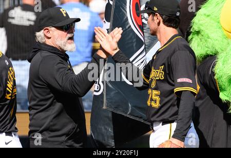 Pittsburgh, États-Unis. 08 septembre 2024. Derek Shelton (17 ans), entraîneur des Pirates de Pittsburgh, célèbre la victoire 7-3 contre les Nationals de Washington avec Alika Williams (25 ans), deuxième base des Pirates de Pittsburgh, le dimanche 8 septembre 2024 à Pittsburgh. Photo par Archie Carpenter/UPI crédit : UPI/Alamy Live News Banque D'Images