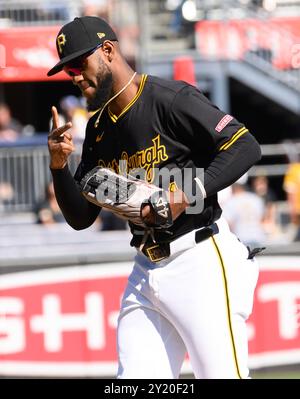 Pittsburgh, États-Unis. 08 septembre 2024. Bryan de la Cruz (41 ans), outfielder des Pirates de Pittsburgh, s'enfuit du terrain pour célébrer la victoire de 7-3 contre les Nationals de Washington au PNC Park le dimanche 8 septembre 2024 à Pittsburgh. Photo par Archie Carpenter/UPI crédit : UPI/Alamy Live News Banque D'Images