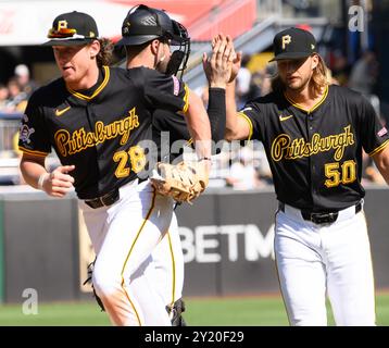 Pittsburgh, États-Unis. 08 septembre 2024. Les Pirates de Pittsburgh Billy Cook s'enfuit du terrain alors que Carmen Mlodzinski (50), lanceuse des Pirates de Pittsburgh, célèbre la victoire de 7-3 contre les Nationals de Washington le dimanche 8 septembre 2024 à Pittsburgh. Photo par Archie Carpenter/UPI crédit : UPI/Alamy Live News Banque D'Images