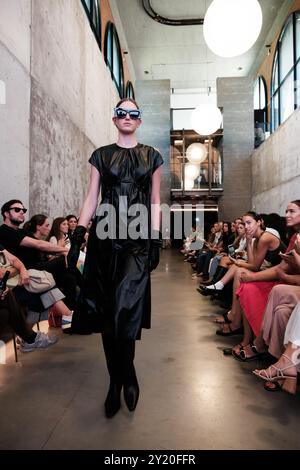 Un mannequin marche sur la piste portant un dessin de Corsicana pendant la semaine de la mode de Madrid à casa Arquitectura, le 8 septembre 2024 Espagne Banque D'Images