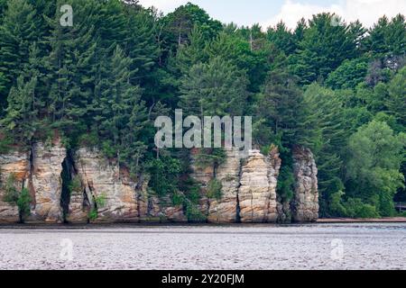 Falaises de grès cambrien le long de la rivière Wisconsin dans les Wisconsin Dells. Banque D'Images