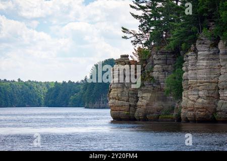 Falaises de grès cambrien le long de la rivière Wisconsin dans les Wisconsin Dells. Banque D'Images