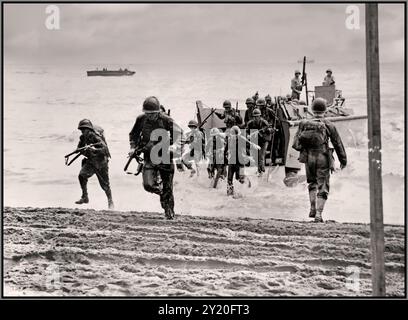 Bataille de Guadalcanal Guerre du Pacifique avec des troupes arrivant d'embarcations de débarquement, contre le Japon impérial pendant la seconde Guerre mondiale. Il débarque sur Guadalcanal en août 1942. La bataille de Guadalcanal est une campagne critique de la guerre du Pacifique pendant la seconde Guerre mondiale entre les forces alliées (principalement les États-Unis) et le Japon impérial. Elle s'est déroulée du 7 août 1942 au 9 février 1943 aux Îles Salomon. Banque D'Images