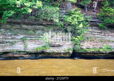 Falaises de grès cambrien le long de la rivière Wisconsin dans les Wisconsin Dells. Banque D'Images