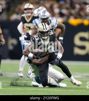 La Nouvelle-Orléans, États-Unis. 09th Sep, 2024. New Orleans Saints Tight End Juwan Johnson (83) est affronté par Jordan Fuller (20 ans), sécurité des Carolina Panthers, au Caesars Superdome à la Nouvelle-Orléans le dimanche 8 septembre 2024. Photo de AJ Sisco/UPI. Crédit : UPI/Alamy Live News Banque D'Images