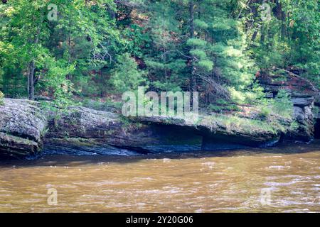 Le rivage rocheux de grès cambrien le long de la rivière Wisconsin dans les Wisconsin Dells. Banque D'Images