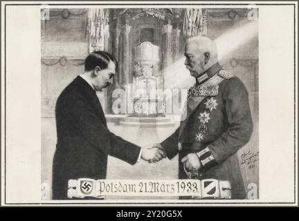 HITLER & HINDENBURG se serrant la main Potsdam 21. Mars 1933 vers 1933 le 21 mars 1933, Hitler consolida sa position en Allemagne lors d'une Assemblée nationale à Potsdam, dans l'église de garnison, avant que l'autel qui couvrait les restes mortels de Frédéric le Grand, la fameuse poignée de main entre Hitler et Hindenburg - comme presque sacramentelle - symboliserait, et légitimerait, la continuité historique du nouvel ordre allemand. Presque immédiatement, Hitler a adopté la «Loi habilitante», qui, en transférant la fonction législative du Reichstag, à son cabinet, a fait d'Adolf Hitler le dictateur. Banque D'Images