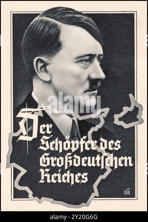 ADOLF HITLER Der Schöpfer des Grossdeutschen Reiches CA. 1933-CA. 1945 ADOLF HITLER 1930s photo-portrait et texte, Adolf Hitler comme 'Créateur du Grand Empire allemand.' Avec carte graphique de la Grande Allemagne nazie Banque D'Images