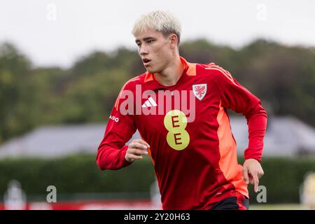 PONTYCLE, ROYAUME-UNI. 08 septembre 2024. Rubin Colwill du pays de Galles lors d'une séance d'entraînement masculin senior du pays de Galles au Vale Resort avant le match de l'UEFA Nations League 2025 entre le Monténégro et le pays de Galles au City Stadium NikšićNikšić le 9 septembre 2024 (PIC by John Smith/FAW) crédit : Football Association of Wales/Alamy Live News Banque D'Images