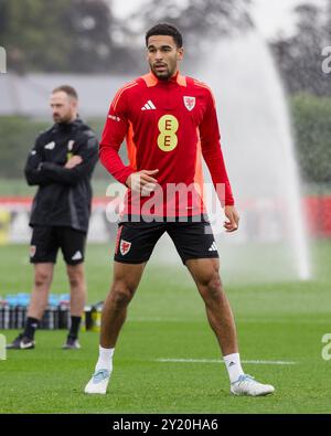 PONTYCLE, ROYAUME-UNI. 08 septembre 2024. Ben Cabango du pays de Galles lors d'une séance d'entraînement masculin senior du pays de Galles au Vale Resort avant le match de l'UEFA Nations League 2025 entre le Monténégro et le pays de Galles au City Stadium NikšićNikšić le 9 septembre 2024 (PIC by John Smith/FAW) crédit : Football Association of Wales/Alamy Live News Banque D'Images