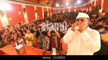 Patna, Inde. 08 septembre 2024. PATNA, INDE - 8 SEPTEMBRE : les dévots adorent la statue du seigneur Ganesh pendant le festival Ganesh Chaturthi au Maharashtra Mandal, Daroga Prasad Rai, le 8 septembre 2024 à Patna, Inde. (Photo de Santosh Kumar/Hindustan Times/Sipa USA ) crédit : Sipa USA/Alamy Live News Banque D'Images