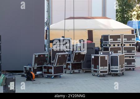 Équipement de scène avant le concert. Boîtes avec équipement de concert : haut-parleurs, éclairage, amplificateurs, panneaux LED et câbles. Banque D'Images