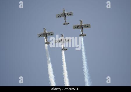 Malaga, Espagne. 08 septembre 2024. Les membres de l'équipe Raven se produisent lors du salon international Torre del Mar Airshow 2024 à la plage. Les membres de différentes équipes d'exposition acrobatique effectuent des expositions et des acrobaties pendant le spectacle aérien, qui attire chaque année des milliers de personnes dans la ville de Torre del Mar. Crédit : SOPA images Limited/Alamy Live News Banque D'Images