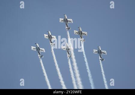 Malaga, Espagne. 08 septembre 2024. Les membres de l'équipe Raven se produisent à l'antenne lors du salon international Torre del Mar Airshow 2024 à la plage. Les membres de différentes équipes d'exposition acrobatique effectuent des expositions et des acrobaties pendant le spectacle aérien, qui attire chaque année des milliers de personnes dans la ville de Torre del Mar. Crédit : SOPA images Limited/Alamy Live News Banque D'Images