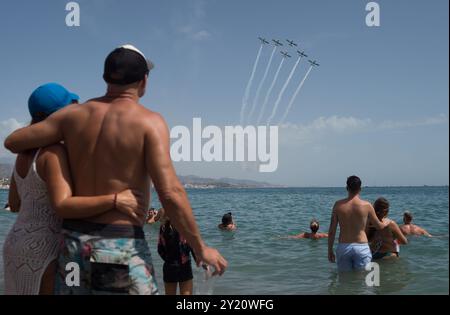 Malaga, Espagne. 08 septembre 2024. Les membres de l'équipe Raven se produisent lors du salon international Torre del Mar Airshow 2024 à la plage. Les membres de différentes équipes d'exposition acrobatique effectuent des expositions et des acrobaties pendant le spectacle aérien, qui attire chaque année des milliers de personnes dans la ville de Torre del Mar. Crédit : SOPA images Limited/Alamy Live News Banque D'Images