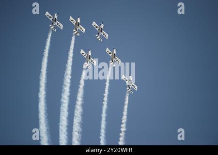 Malaga, Espagne. 08 septembre 2024. Les membres de l'équipe Raven se produisent lors du salon international Torre del Mar Airshow 2024 à la plage. Les membres de différentes équipes d'exposition acrobatique effectuent des expositions et des acrobaties pendant le spectacle aérien, qui attire chaque année des milliers de personnes dans la ville de Torre del Mar. Crédit : SOPA images Limited/Alamy Live News Banque D'Images