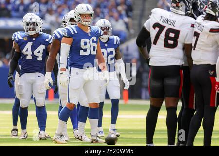 Indianapolis, Indiana, États-Unis. 8 septembre 2024. Taven Bryan (96) regarde le tableau vidéo entre les matchs entre les Texans de Houston et les Colts d'Indianapolis au Lucas Oil Stadium, Indianapolis, Indiana. (Crédit image : © Scott Stuart/ZUMA Press Wire) USAGE ÉDITORIAL SEULEMENT! Non destiné à UN USAGE commercial ! Crédit : ZUMA Press, Inc/Alamy Live News Banque D'Images