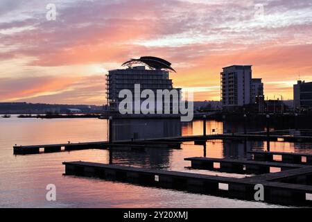 Coucher de soleil d'hiver coloré regardant vers l'hôtel St Davids, au-dessus de Cardiff Bay Wales UK, lumière naturelle Banque D'Images