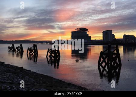 Coucher de soleil d'hiver coloré regardant vers l'hôtel St Davids, au-dessus de Cardiff Bay Wales UK, lumière naturelle Banque D'Images