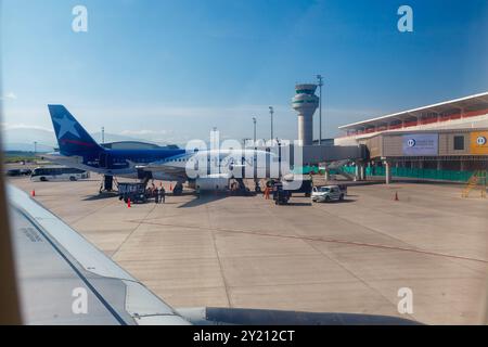 Un avion de LAN Airlines et la tour de contrôle de l'aéroport international Jose Joaquin de Olmedo, Guayaquil, Équateur Banque D'Images