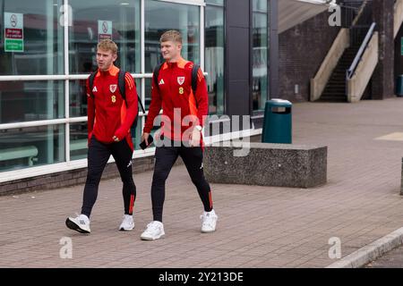 CARDIFF, ROYAUME-UNI. 08 septembre 2024. Ollie Cooper du pays de Galles et Jordan James du pays de Galles lors d'une journée de voyage des hommes seniors du pays de Galles alors que l'équipe s'envole vers le Monténégro avant le match de l'UEFA Nations League 2025 entre le Monténégro et le pays de Galles au City Stadium Nikšić le 9 septembre 2024 (PIC by John Smith/FAW) crédit : Football Association of Wales/Alamy Live News Banque D'Images