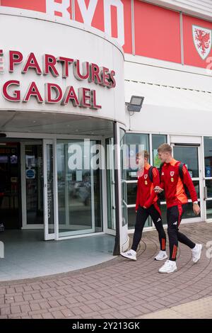 CARDIFF, ROYAUME-UNI. 08 septembre 2024. Ollie Cooper du pays de Galles et Jordan James du pays de Galles lors d'une journée de voyage des hommes seniors du pays de Galles alors que l'équipe s'envole vers le Monténégro avant le match de l'UEFA Nations League 2025 entre le Monténégro et le pays de Galles au City Stadium Nikšić le 9 septembre 2024 (PIC by John Smith/FAW) crédit : Football Association of Wales/Alamy Live News Banque D'Images