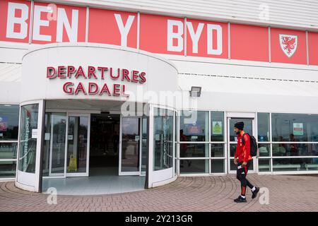 CARDIFF, ROYAUME-UNI. 08 septembre 2024. Sorba Thomas du pays de Galles lors d'une journée de voyage masculine senior au pays de Galles alors que l'équipe s'envole vers le Monténégro avant le match de l'UEFA Nations League 2025 entre le Monténégro et le pays de Galles au City Stadium Nikšić le 9 septembre 2024 (PIC by John Smith/FAW) crédit : Football Association of Wales/Alamy Live News Banque D'Images