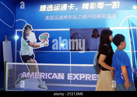 SHANGHAI, CHINE - 7 SEPTEMBRE 2024 - Zhang Zhizhen, star de tennis chinoise, parle pour une publicité d'American Express lors de la conférence INCLUSION¤ Banque D'Images