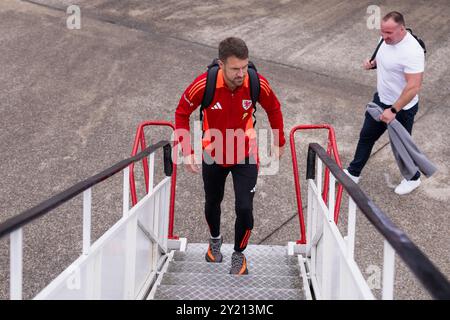 CARDIFF, ROYAUME-UNI. 08 septembre 2024. Aaron Ramsey du pays de Galles lors d'une journée de voyage masculine senior du pays de Galles alors que l'équipe s'envole vers le Monténégro avant le match de l'UEFA Nations League 2025 entre le Monténégro et le pays de Galles au City Stadium Nikšić le 9 septembre 2024 (PIC by John Smith/FAW) crédit : Football Association of Wales/Alamy Live News Banque D'Images