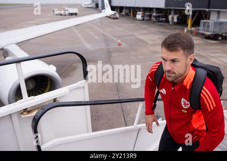 CARDIFF, ROYAUME-UNI. 08 septembre 2024. Aaron Ramsey du pays de Galles lors d'une journée de voyage masculine senior du pays de Galles alors que l'équipe s'envole vers le Monténégro avant le match de l'UEFA Nations League 2025 entre le Monténégro et le pays de Galles au City Stadium Nikšić le 9 septembre 2024 (PIC by John Smith/FAW) crédit : Football Association of Wales/Alamy Live News Banque D'Images