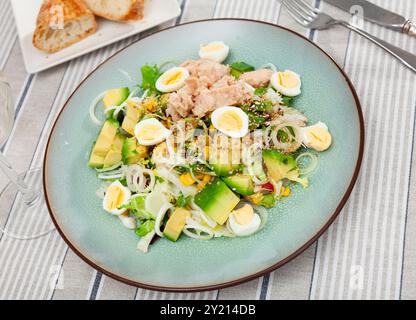 Salade saine avec thon, avocat, œufs de caille et légumes verts Banque D'Images