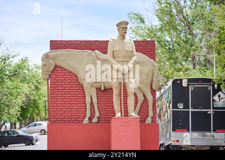 Neuquen, Argentine ; 19 novembre 2023 : Monument au policier, sculpture située dans le centre-ville de la ville. Banque D'Images