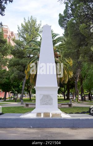 Neuquen, Argentine ; 19 novembre 2023 : monolithe pyramidal fondateur, un monument construit sur l'année de fondation de la ville, monument historique. Banque D'Images