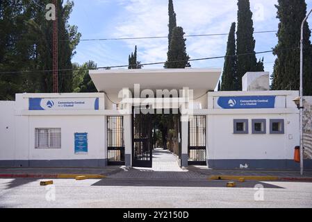 Neuquen, Argentine ; 19 novembre 2023 : entrée au cimetière central de la ville, avec la porte ouverte, par une journée ensoleillée. Banque D'Images