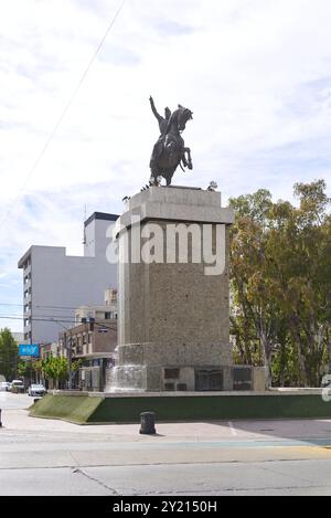 Neuquen, Argentine ; 19 novembre 2023 : Monument à San Martin, une statue équestre en bronze du héros argentin montée sur un piédestal. Banque D'Images