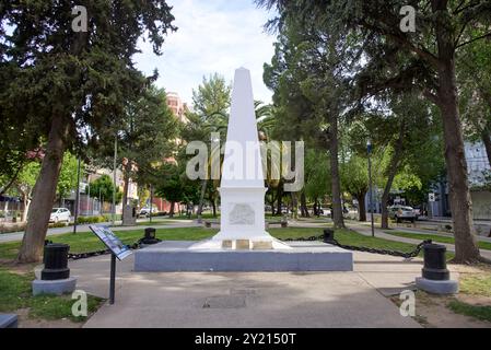 Neuquen, Argentine ; 19 novembre 2023 : monolithe pyramidal fondateur, un monument construit sur l'année de fondation de la ville, monument historique. Banque D'Images