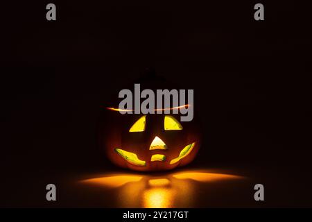 Bougeoir en céramique en forme de citrouille d'halloween. Bougie allumée dans une lanterne Jack O. Banque D'Images
