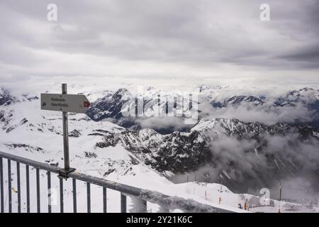 Début de l'hiver en mai, panorama de la station sommitale du Nebelhorn, 2224m, à Hoefats, 2259m, Alpes Allgaeu, Allgaeu, Bavière, Allemagne, Europe Banque D'Images